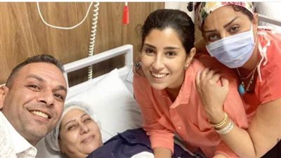 خروج والدة أيتن عامر من غرفة العمليات بعد خضوعها لجراحة