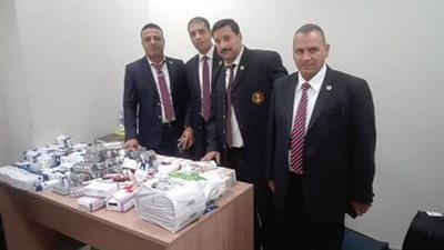 ضبط مخدرات وأدوية بحوزة مسافرة بمطار القاهرة (صور)