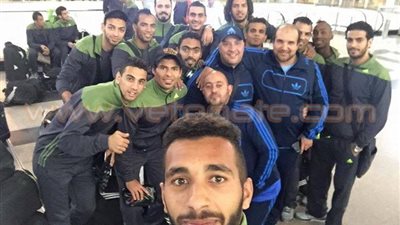 لاعبو المقاصة في غرف خلع الملابس استعدادا لبدء عمليات الإحماء