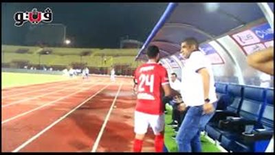 أحمد فتحي يصافح الجهاز الفني للإنتاج الحربي عقب انتهاء اللقاء