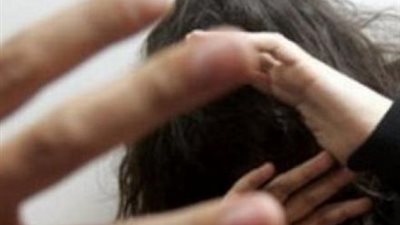 شاب يقتحم مدرسة ويعتدي على طالبة بالضرب في سوهاج (فيديو)