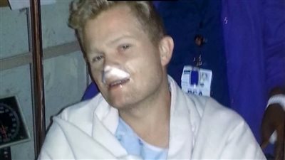 مريض سرطان يغامر بحياته لبناء منزل أحلامه (صور)