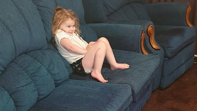 شاهد ما فعلته طفلة غابت عن نظر والدتها لدقائق (صور)