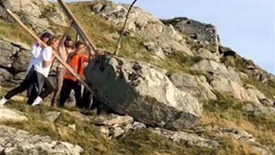 ما يحدث عند ارتطام صخرة ضخمة بسطح المياه (فيديو وصور)