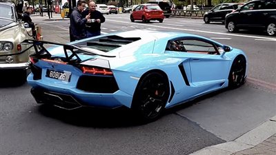 سيارة تساعد لامبورجيني باهظة الثمن بعد تعطلها (فيديو وصور)