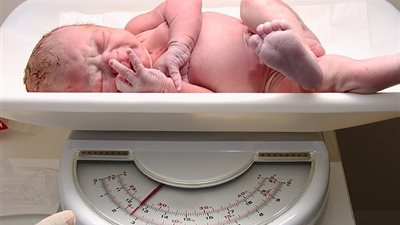 تعرف على تأثير أوضاع نوم الحامل على وزن جنينها