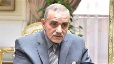 محافظ أسيوط يسلم 8 عقود جديدة للمستفيدين من منظومة تقنين أراضي أملاك الدولة