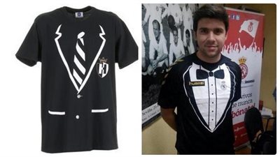 بالصورة.. فريق إسبانى يرتدى بدلة خلال مبارياته بدوري الدرجة الثانية