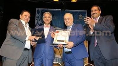 بالصور.. تكريم فنان الديكور المسرحي حسين العزبي بالأوبرا