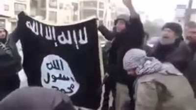 بالفيديو.. عناصر «داعش» يدهسون علم فلسطين بأقدامهم