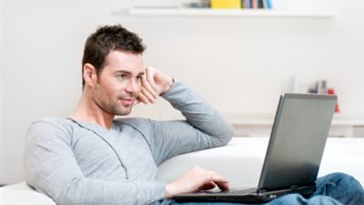 الناظر يكشف عن مرض جلدي بسبب وضع اللاب توب على الساقين