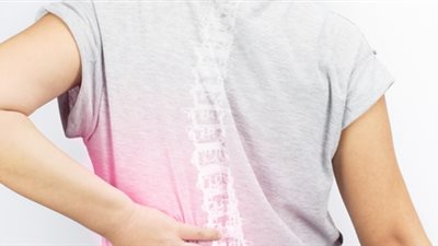 المركز الطبي العالمي يستضيف خبيرا في علاج أمراض العمود الفقرى