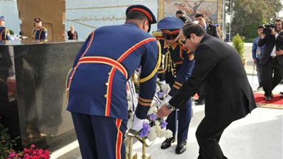 السيسي يضع إكليلا من الزهور على قبر السادات بمناسبة ذكرى نصر أكتوبر