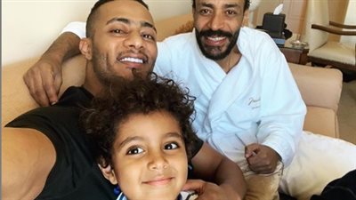 محمد رمضان ونجله في زيارة مفاجئة لشقيقه