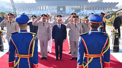 السيسي يضع الزهور على النصب التذكاري لشهداء القوات المسلحة (صور)