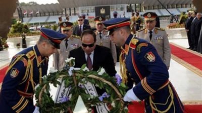 السيسي يضع إكليلًا من الزهور على النصب التذكاري للجندي المجهول بمناسبة ذكرى نصر أكتوبر