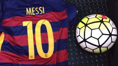 ميسي يحتفظ بكرة وقميص الـ «هاتريك» رقم 35