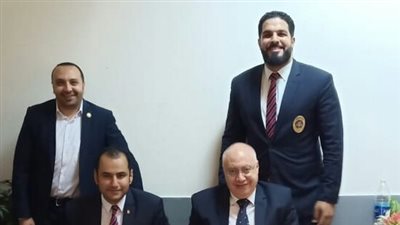 إحباط محاولة تهريب هواتف داخل كرتونة ماء زمزم بمطار القاهرة