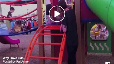 بالفيديو.. سقطات طريفة لأطفال أثناء اللعب