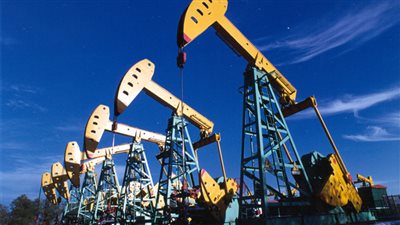 النفط يهبط بشكل طفيف في تعاملات هادئة