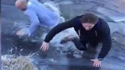 بالفيديو.. انهيار جليدي يضع رجلين في موقف محرج