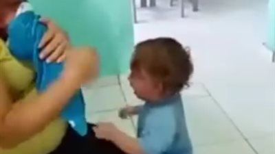 بالفيديو.. رد فعل طفل رفضت والدته حمل شقيقه الرضيع