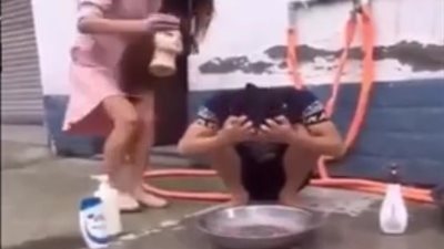 بالفيديو.. فتاة كادت أن تتسبب في وفاة صديقها بسبب مقلب مرعب