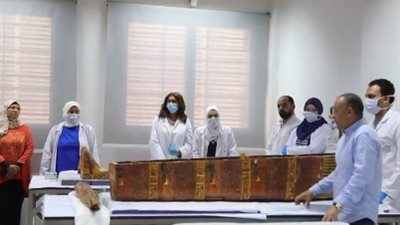 لحظة فك تغليف تابوت 