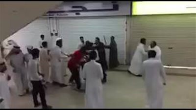 بالفيديو.. مشاجرة عنيفة بين مجموعة من الأشخاص داخل مول بالسعودية