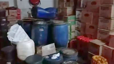 شاهد.. مصادرة 20 طن زيت طعام غير صالحة للاستهلاك الآدمي داخل مصنع (فيديو)