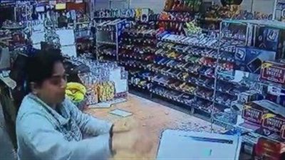 بالفيديو.. موظفة تدخل في شجار مع لص مسلح