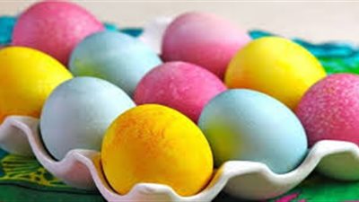 أستاذ تغذية: تلوين البيض بالألوان الصناعية خطر على صحة الأطفال