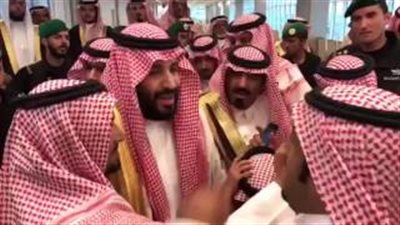 شاهد.. ماذا فعل ولي ولي العهد السعودي مع أحد حراسه وقف أمامه