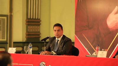 في اتصال هاتفي.. البدري يعد محمد صلاح بشارة القيادة