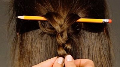 أسهل طرق تصفيف الشعر بأدوات لن تتوقعها (فيديو)