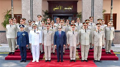 أسبوع رئاسي مكثف.. الرئيس يكلف الحكومة بتخفيف العبء عن المواطنين وتلبية احتياجاتهم.. يوجه بمواصلة مكافحة الإرهاب والقضاء على البؤر الإجرامية.. يترأس المجلس الأعلى للقوات المسلحة.. ويفتتح معرض 