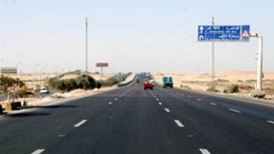 حي وسط الإسكندرية يزيل بقعة زيت من الطريق الصحراوي