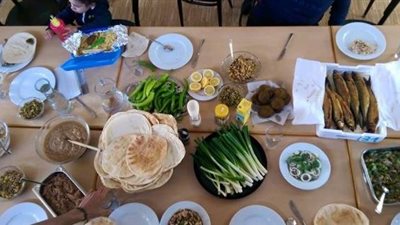 مطاعم «الفسيخ والرنجة» للمصريين في الخارج.. «سالم» يفتتح مطعما بألمانيا لتقديم البيض الملون والملوحة.. «نورماندي» أبرز محال الفسيخ في أبو ظبي.. و«مها» الأشهر في