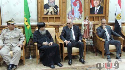 بالصور.. مدير أمن المنيا يقدم العزاء لمطرانية الأقباط الأرثوذكس