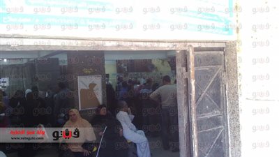 بالفيديو والصور.. تكدس المواطنين أمام مكاتب البريد وماكينات الصرف بالشرقية