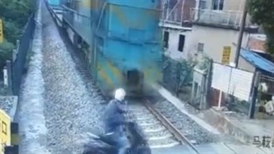 لقطات مروعة للحظة دهس قطار مسرع سائق دراجة نارية (فيديو)
