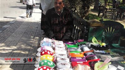 بالفيديو والصور.. رجل أعمال تحول لبائع متجول لرفضه التجسس على الجاليات المصرية برومانيا