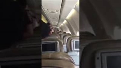بالفيديو.. رد فعل ركاب طائرة سعودية بعد فصل التكييف ساعتين