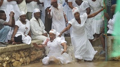 شاهد.. كيف احتفل معتنقو ديانة السحر الأسود «الفودو» بعيد الفصح