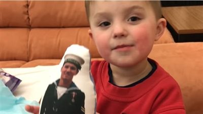 بالفيديو والصور.. رد فعل طفل حصل على هدية تعوضه عن غياب والده