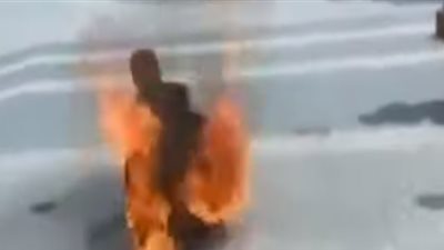 مواطن تركي يشعل النار في جسده لعدم قدرته على دفع إيجار منزله (فيديو)