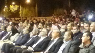 بالفيديو.. زكي بدر يتفاعل مع طلاب جنوب الوادي على أنغام «عيون القلب»