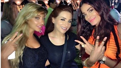 مي عز الدين تحتفل بنجاح «دلع بنات» مع دومينيك