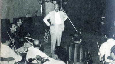 «دقت ساعة العمل» نشيد عيد الثورة العاشر