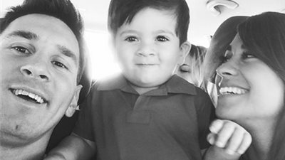 ميسي يعود لبرشلونة مع صديقته وابنه 